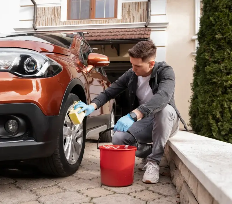 Lavage auto à domicile Saint-Front-sur-Lémance : professionnel intervenant sur un véhicule